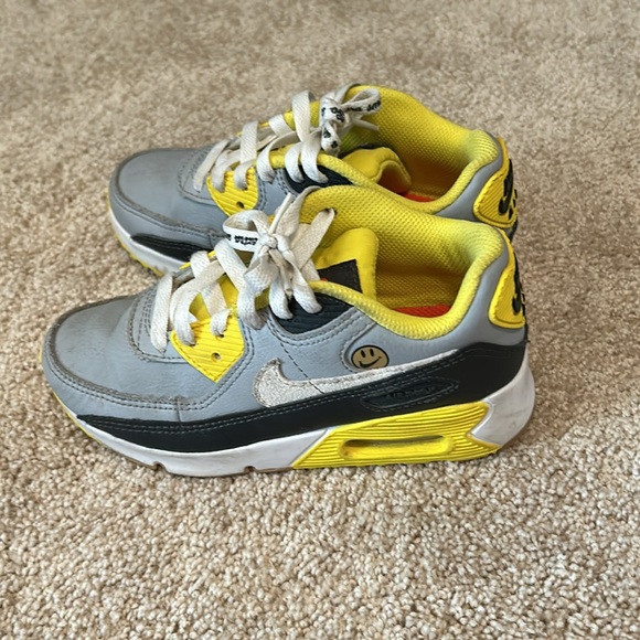 Nike air smiley face shoes. - Picture 5 of 10